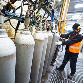 Verificarea periodica a buteliilor de gaze tehnice in conformitate cu PT C5/2003 ISCIR si ISO 17020 o efectuam in atelierul propriu autorizat si dotat corespunzator cu utilaje modern. In cadrul operatiunilor de testare se efectueaza: aspect visual - lipsa loviturilor mecanice, rezistenta la presiune hidraulica (presiune de lucru x 1.5), capacitate/volumul butelier, curatare interior / exterior, vopsire butelie.